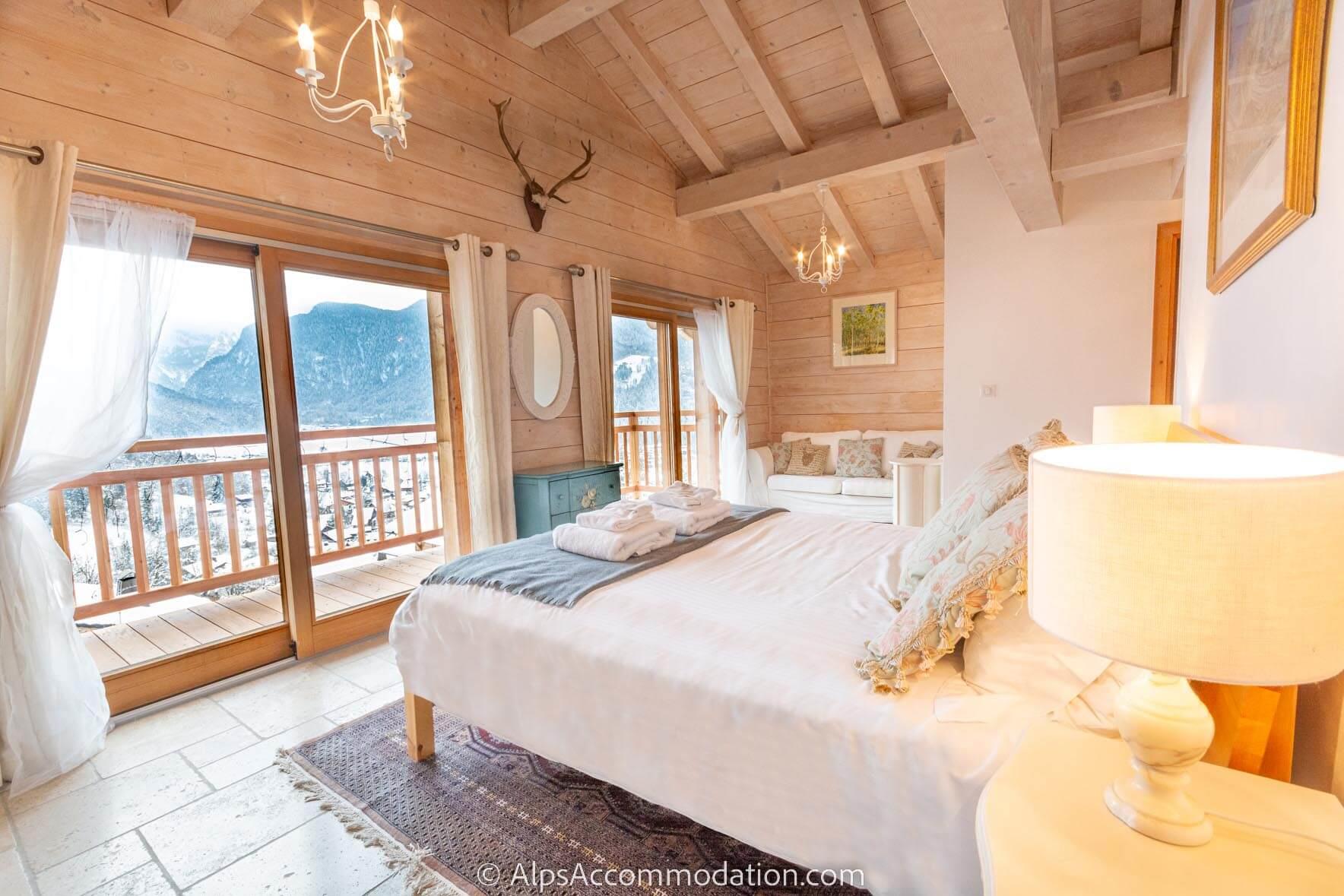 Chalet Falcon Samoëns - The wonderful double height ensuite master bedroom featuring a king bed, additional single, and amazing mountain views
