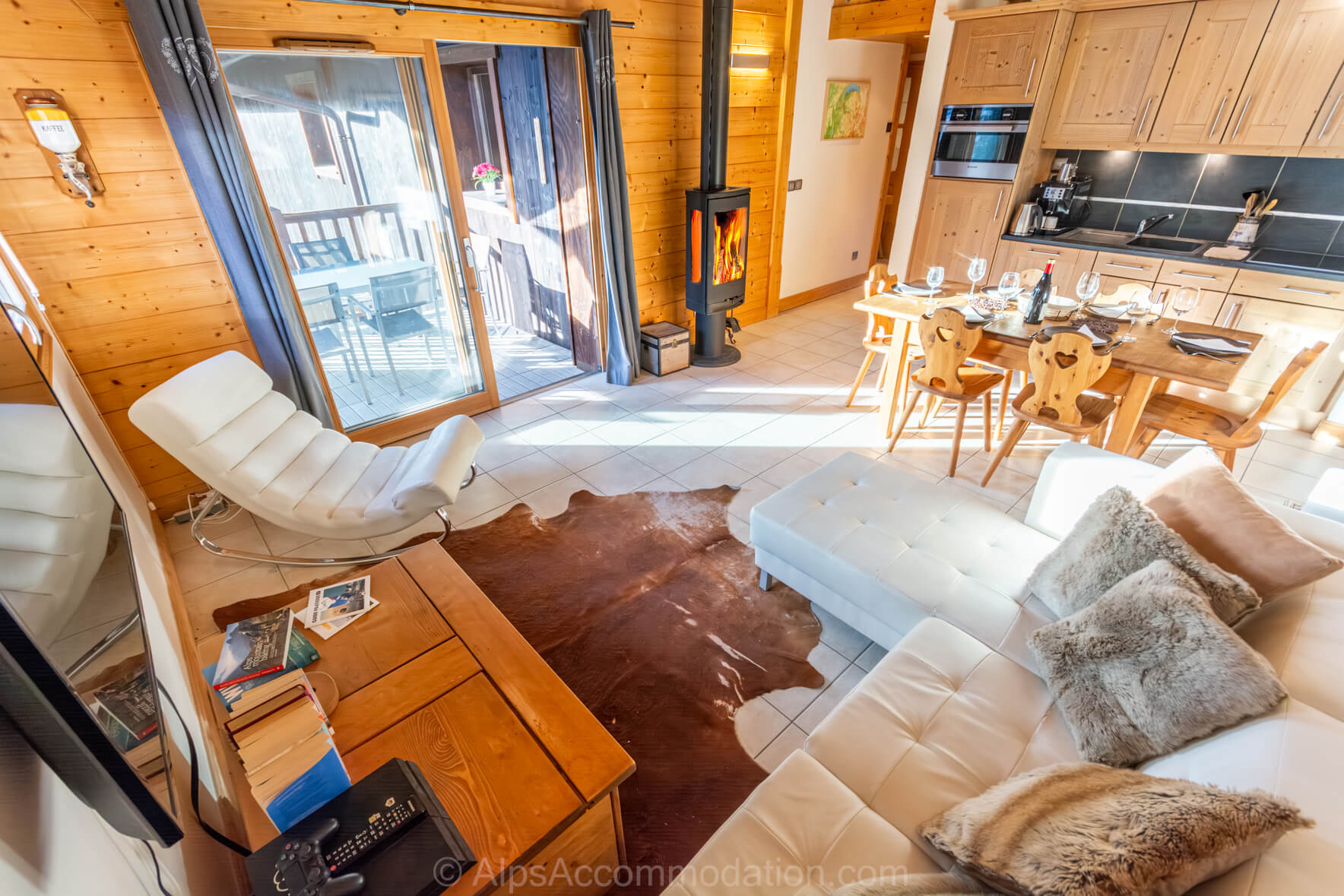 Chardons Argentes C11 Samoëns – Cosy living area with log fire