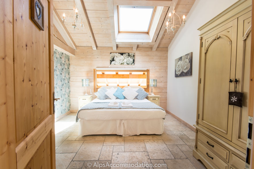 Chalet Falcon Samoëns - The bright and spacious family suite with super king size bed and bunk beds in the adjoining bedroom