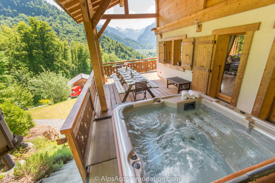 Chalet Falcon Samoëns - Soak in the bubbly hot tub to stunning views