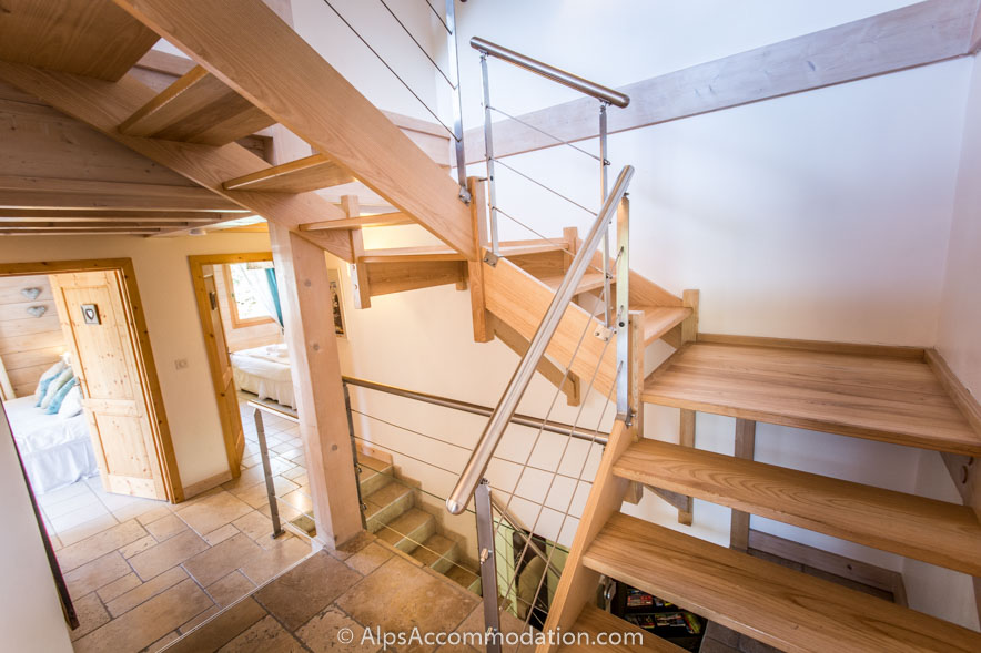 Chalet Falcon Samoëns - A large and impressive staircase leads to all four floors of this luxury chalet