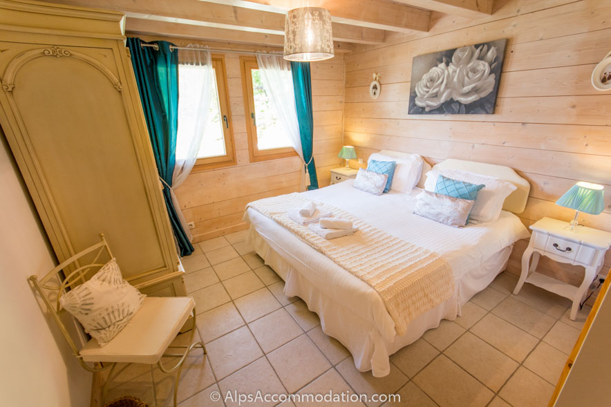 Chalet Falcon Samoëns - The calming space and colours in the super king size bedroom with lovely mountain views